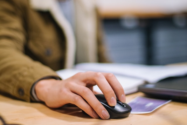 Mano sul computer per geomatica